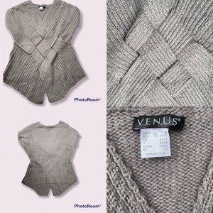 VENUS CROSSED FRONT PATTERN SIZE MEDIUM IN‎ GRAY. SLEEVELESS VEST.
